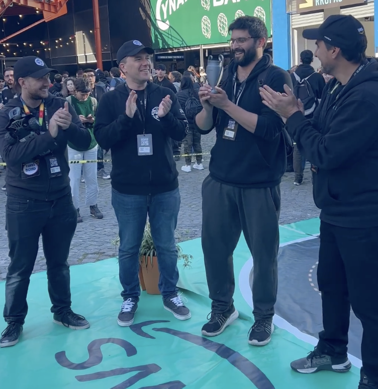 The moment the local champion received his 3D-printed cup. (From Left to Right, Tomas Bond (organizer), Matias Kreder (organizer), Luciano Sosa (winner), Pablo Ezequiel Inchausti (organizer)